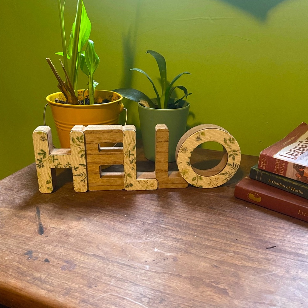 “Hello” table sign